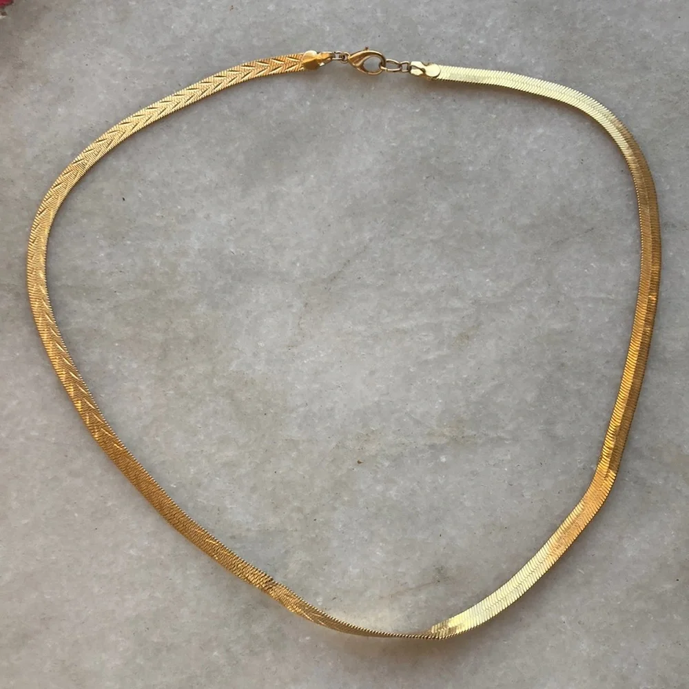 Vintage 80’s 90’s 18” gold plated herringbone necklace diamond cut double sided